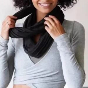 BEYOND YOGA Scarf Adult Unisex OSFA Black Super Soft Secret Zip Pocket Infinity
